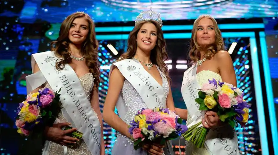 "俄罗斯小姐"选美大赛 18岁学生夺冠