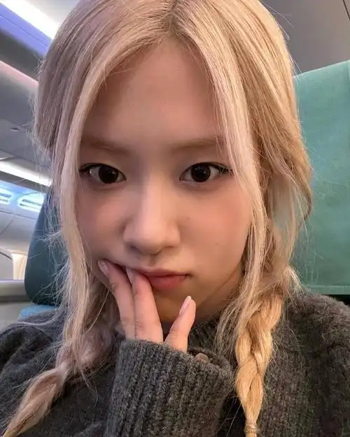 朴彩英出席lacma艺术电影盛典穿花朵连衣裙搭配黑袜高跟超好看