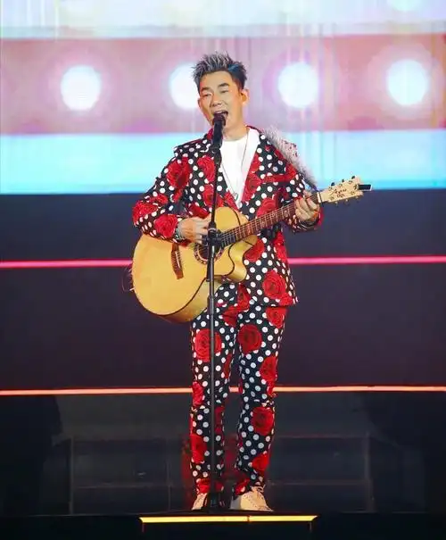 而令歌迷们在现场洒泪的,是23岁沈阳女孩"爱"了任贤齐22年的故事