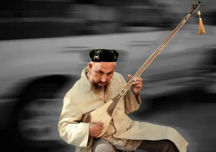 哈萨克的民歌大多用冬不拉伴奏.