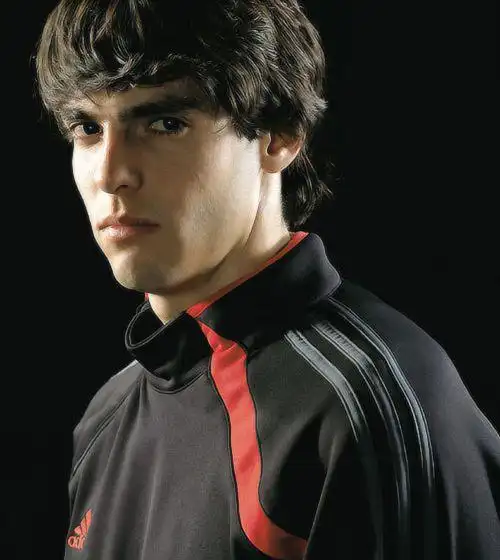 巴西球星卡卡是什么脸型.他的外表是什么类型的男生