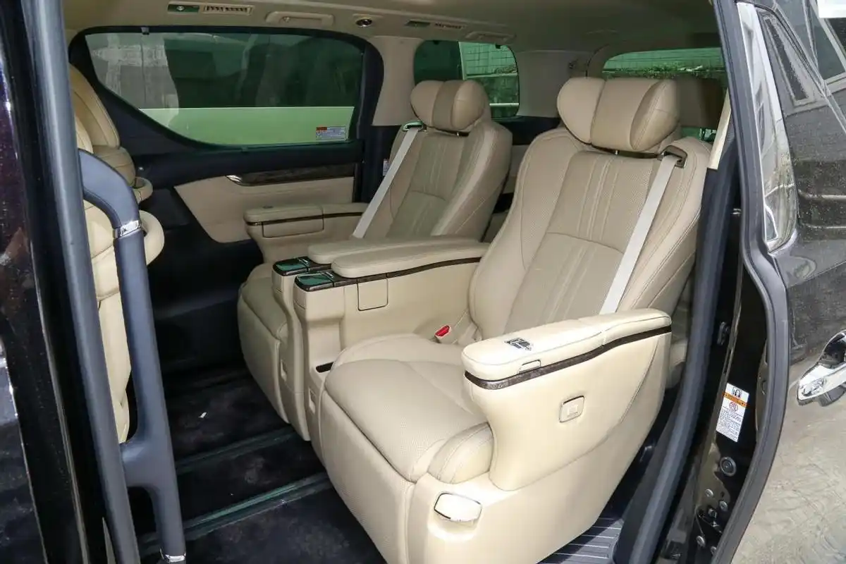 不加价的丰田保姆车配航空座椅油耗71l实拍威尔法