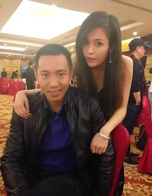 谷智鑫现在的事业发展得虽不是那么好,但他有爱自己的妻子和一双懂事