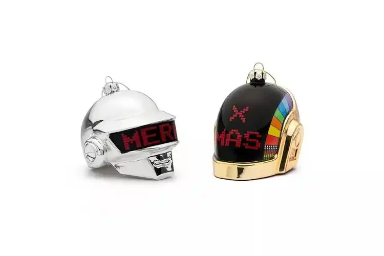 daft punk 适时发布了节日主题饰品,其中包括头盔吊饰,varsity 夹克等
