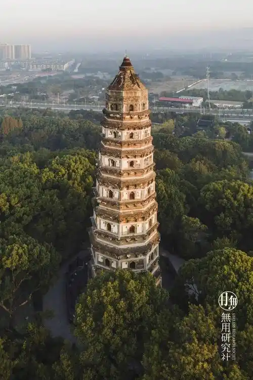 西湖北岸宝石山建有保俶塔;西湖西岸则有双峰插云,即南高峰和北高峰峰