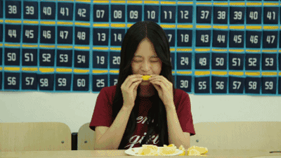 来   给你们看看我是怎么吃柠檬的      喜欢归喜欢   酸是真酸