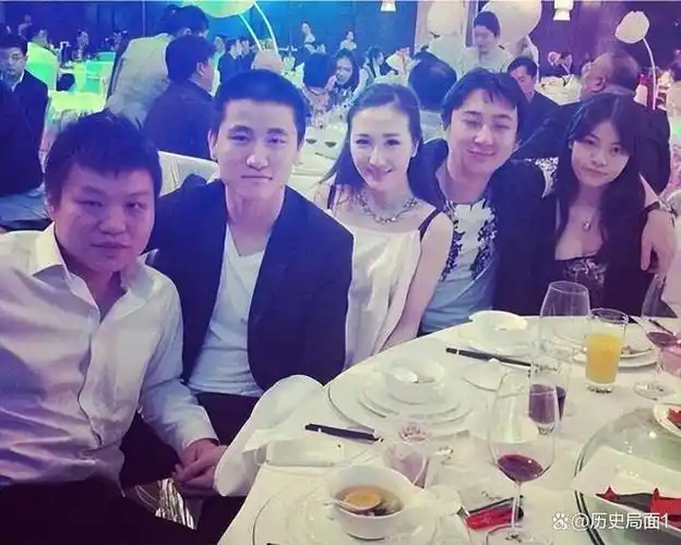 王思聪搂新女友逛街,身材超好三围傲人,网友直呼快去