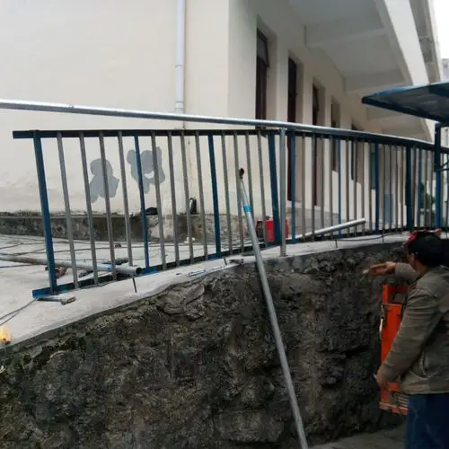 其它 我的美篇为了尽可能的排除隐患,学校将厕所门口一小段无栏杆的坝