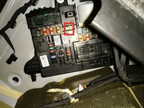 请问前点烟器保险丝在哪里