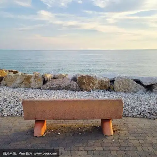 坐在海边的长椅上