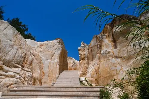 其它 龙美湾"抽象画廊" 写美篇    沙滩路边栽满