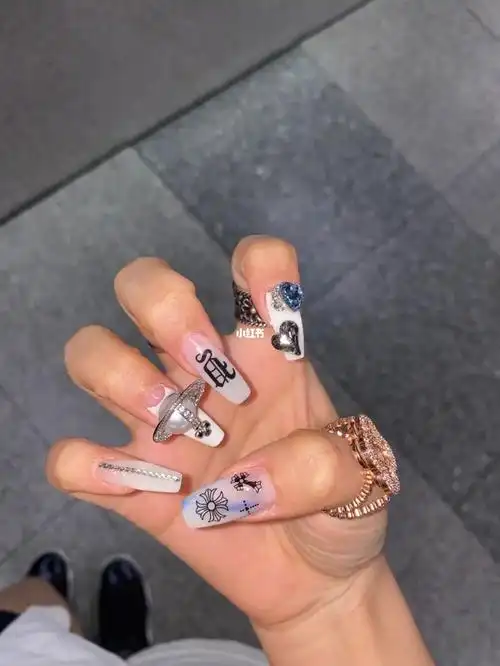 个性十足的美甲款式飒