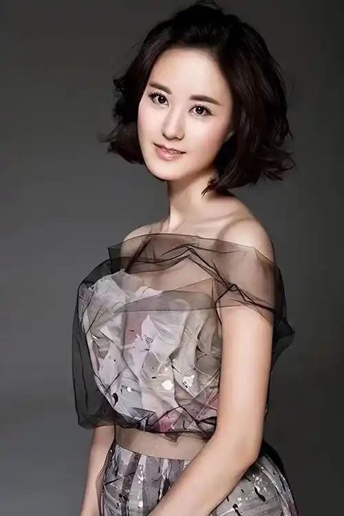 她曾是重庆最美高考状元,如今成为央视主持人,现42岁仍孑然一身_秦方