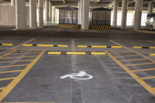 注意看到有这个标志的停车位别随意停因为