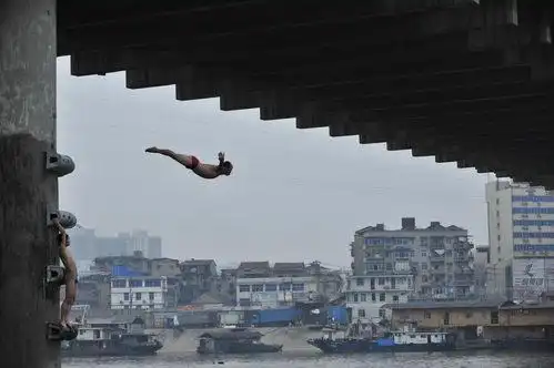 一中年人飞身跃入汉江中,享受刺激的跳水滋味.