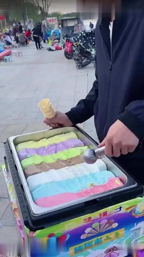 夏季摆摊七彩冰淇淋