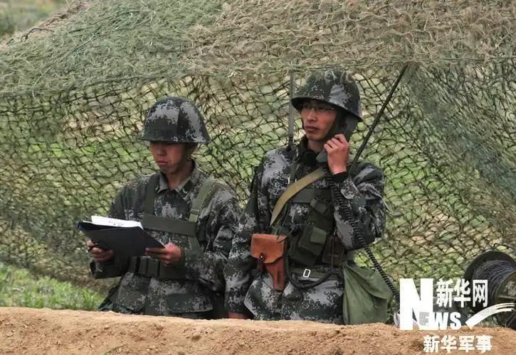 火箭炮群指挥员正在接收炮兵指挥所指令