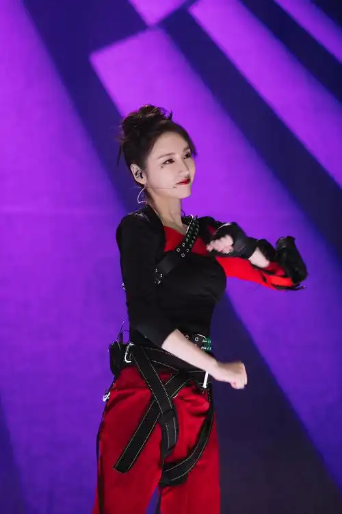 谈及自己参加《姐姐2》的初衷,吕一表示:"这个节目是我第一次参加真人