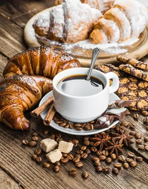 餐桌上的咖啡和面包