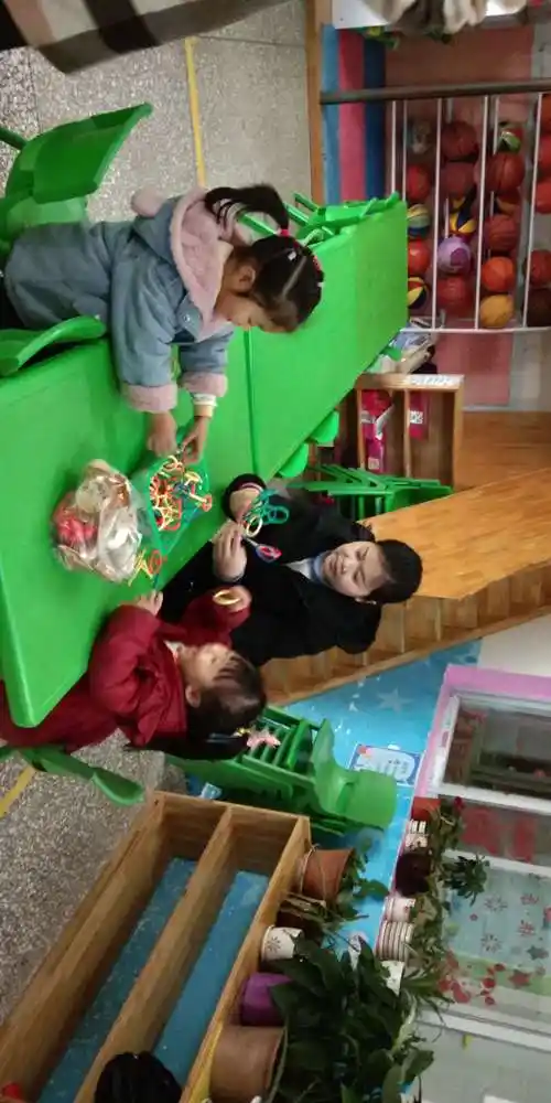 小博士民族幼儿园期末分享食物亲子活动