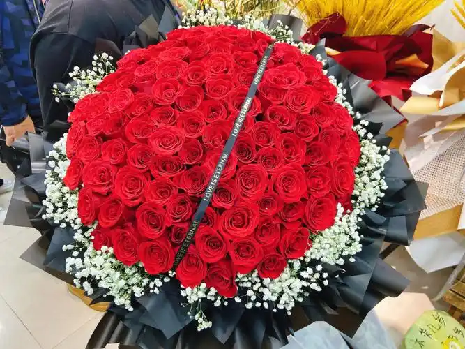 99朵红玫瑰花束