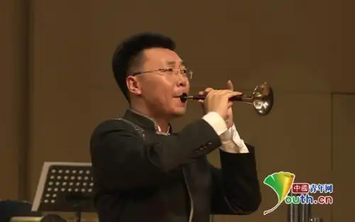 陈力宝在现场表演唢呐独奏《百鸟朝凤》.中国青年网通讯员 吕明摄.