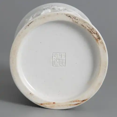 白釉雕瓷笔筒王炳荣制款