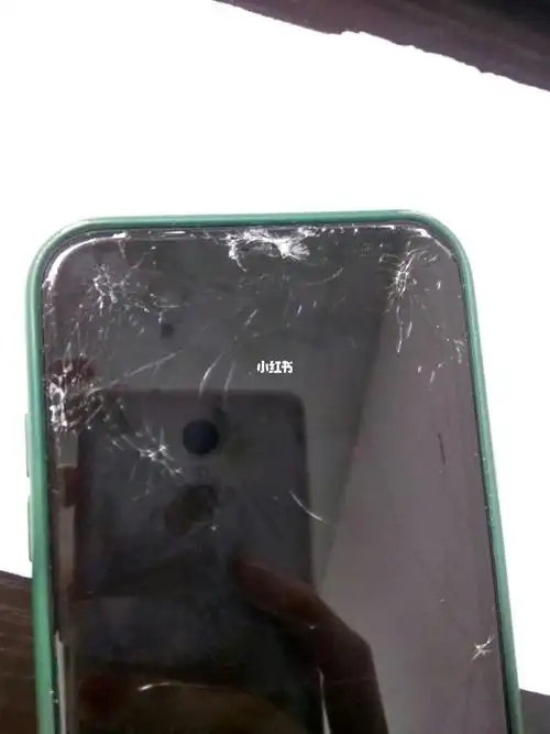 苹果摔碎了心态都快崩了,钢化膜有裂痕,一切按键跟开机都正常,摄像头