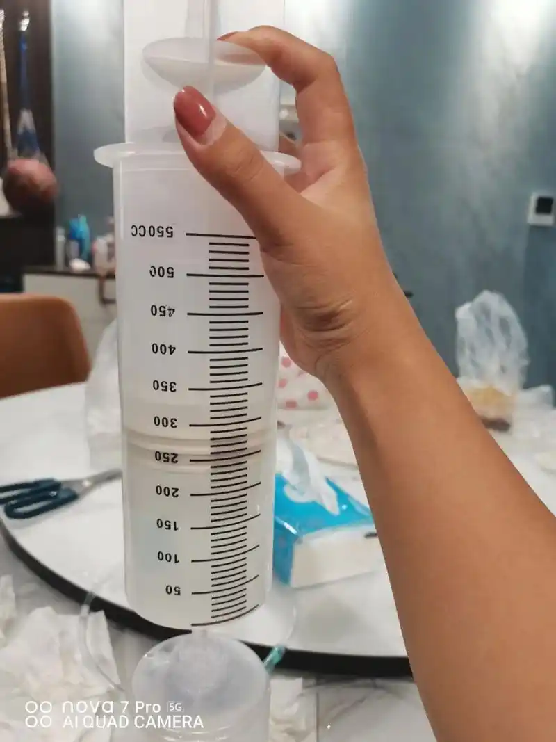 跟胳膊一样粗的大针管 在上学的,买了威露士的洗手液,想着买个针管灌