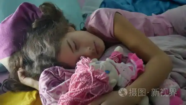 女孩室内黑发的少女可爱的睡在床上