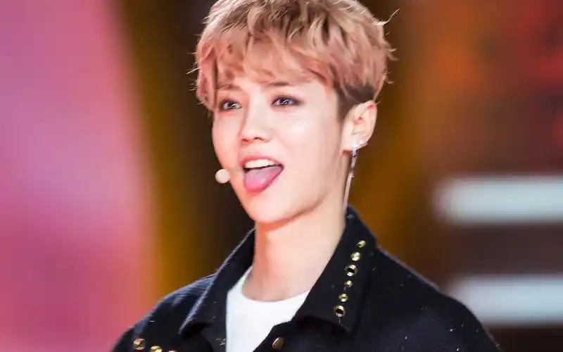 [backtoreality]161230 浙江卫视跨年演唱会 鹿晗可爱瞬间1.