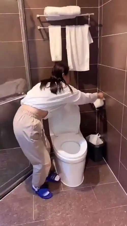 在酒店上厕所美女这波操作像不像当时的你