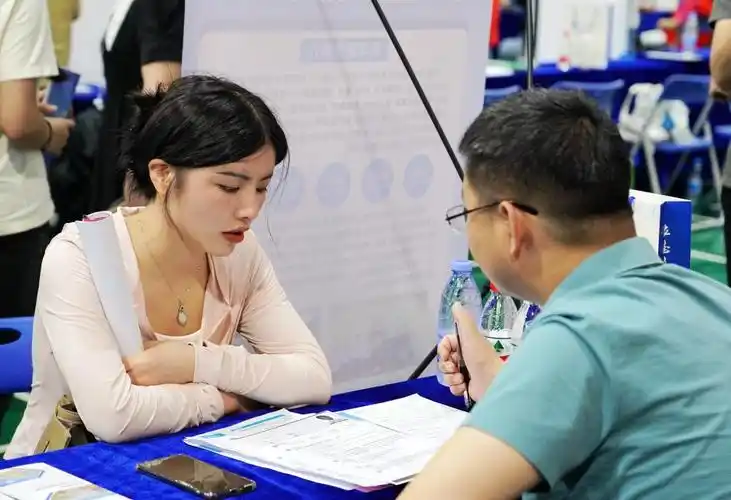 我校在湛江校区举办2024届毕业生春季供需见面会(医护专场)