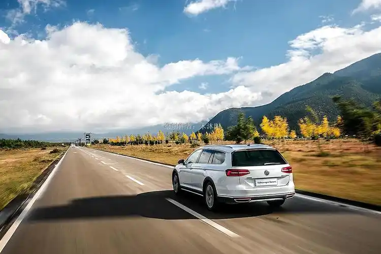 行驶中的汽车按下电子手刹一键启动p键会发生怎样的事