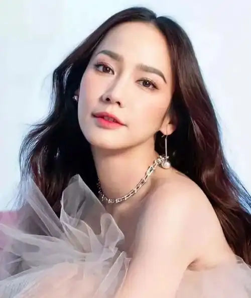 众所周知,在泰国娱乐圈,混血明星很吃香,最重要的一个原因是混血颜值