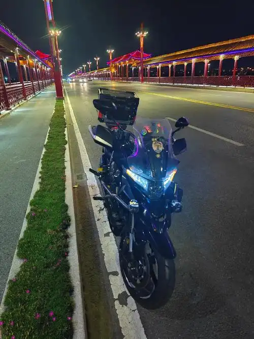 深夜了,还在刷抖音!#夜晚的城市 #深夜#机车 - 抖音