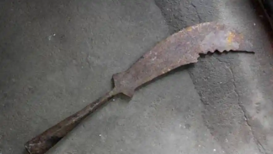 考古学家出土一把青龙偃月刀,重量让人怀疑,网友:关羽形象被毁了_古代