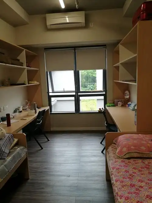 明亮的两人间宿舍