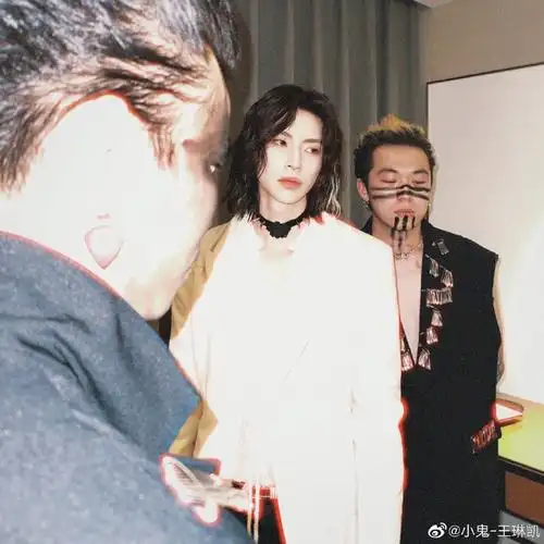 啊啊啊啊啊啊啊啊范丞丞去看小鬼的音乐节演出了!_新浪新闻