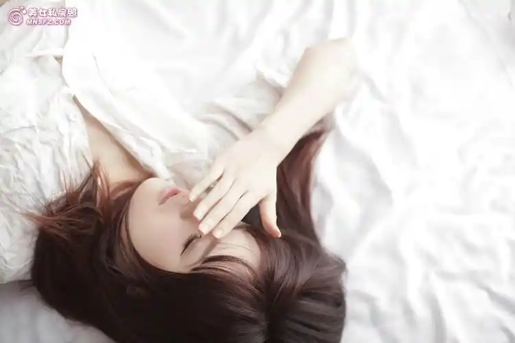 性感美女床上大胆赤裸诱人 极品喷血身材引爆你的欲望