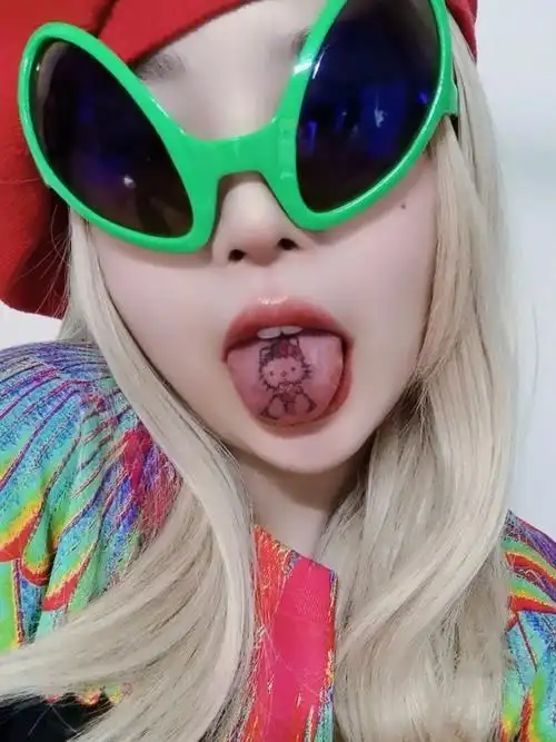 酷酷舌头纹身hellokitty