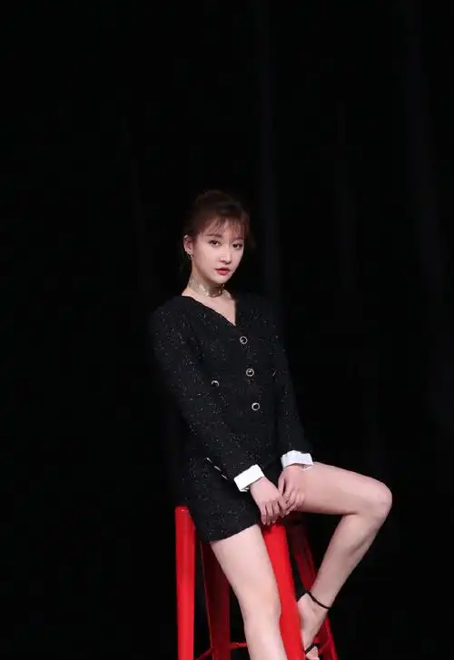 余玥迷人性感活动照图片16