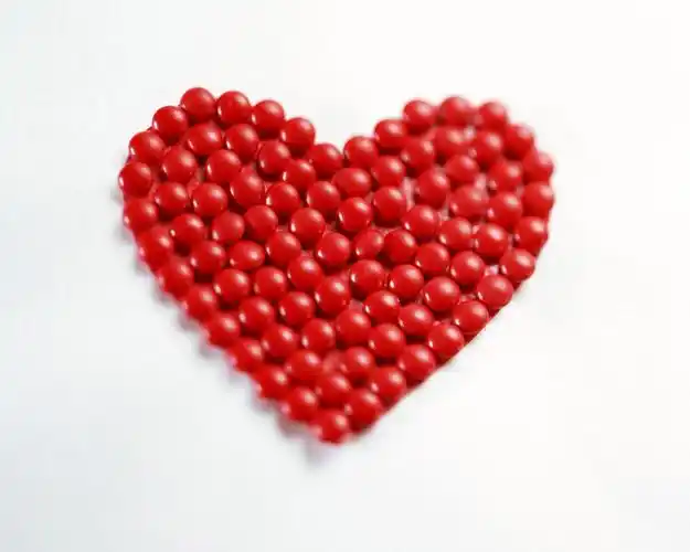 ====== 七绝·读柔儿红豆诗感作(平水十二侵) 作者/恺撒大帝 半世相思