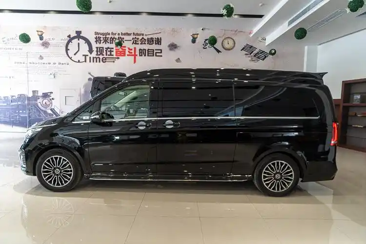 奔驰新款商务车来了!霸气外观豪华内饰,圣母峰埃尔法都要靠边站