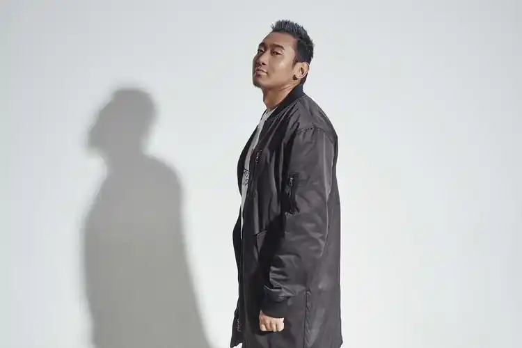 扎西平措《三口一杯》mv上线 豪爽风情碰撞浓郁藏族色彩