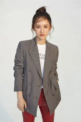 褪去性感与魅惑,刘娜萍演绎时尚中性复古风