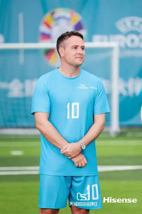 追风少年欧文与上海小朋友们,在绿茵场上并肩作战,每一个传球都传递着