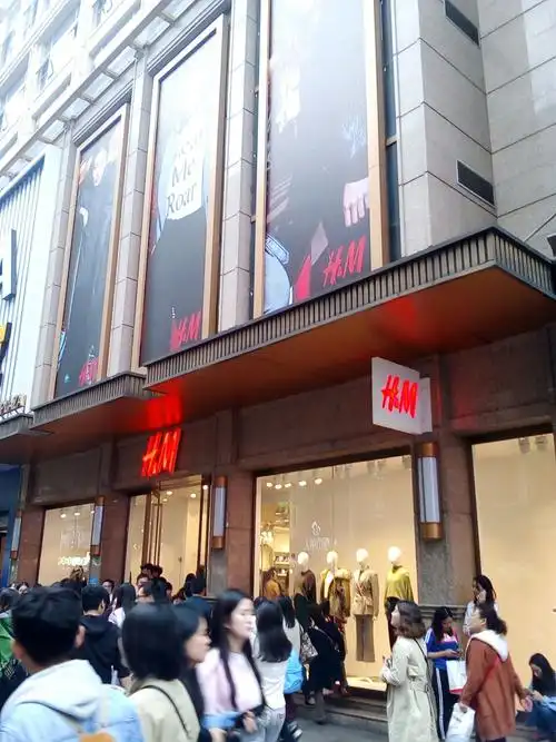 在成都市中心春熙路步行街中心地段,广场面积不大,以中山先生铜像(始