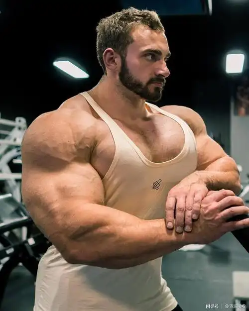 杜绝四种健身错误让胸肌更快的困扰你的衬衣纽扣