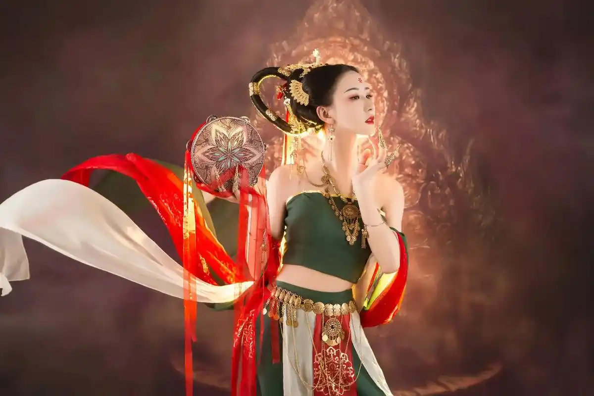 让花成花 让树成树#敦煌飞天 #写真 - 抖音